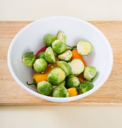 3. 통에 준비한 채소를 모두 담는다.