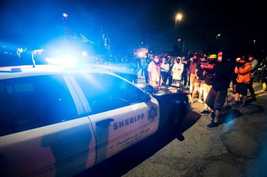 로스엔젤레스에서 시위대가 흑인이 보안관에 의해 사살된데 대해 항의시위를 하던 중 경찰차를 가로막고 있다. [이미지출처=EPA연합뉴스]