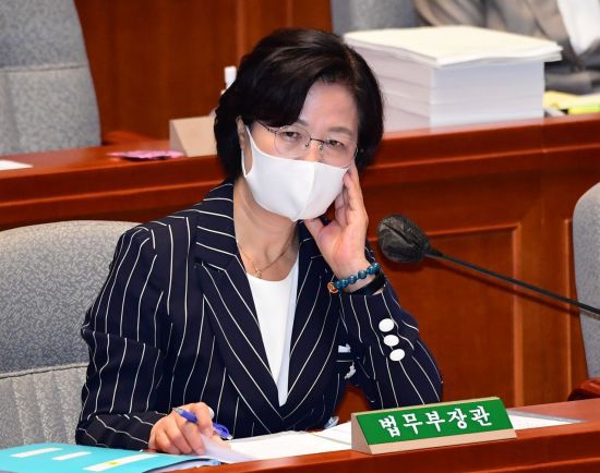 추미애 법무부 장관이 지난달 25일 국회에서 열린 예산결산특별위원회 전체회의에서 의원 질의를 듣고 있다./사진=연합뉴스