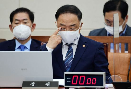 홍남기 경제부총리가 1일 오후 서울 여의도 국회에서 열린 기획재정위원회 전체회의에서 자료를 살피고 있다. 사진=연합뉴스