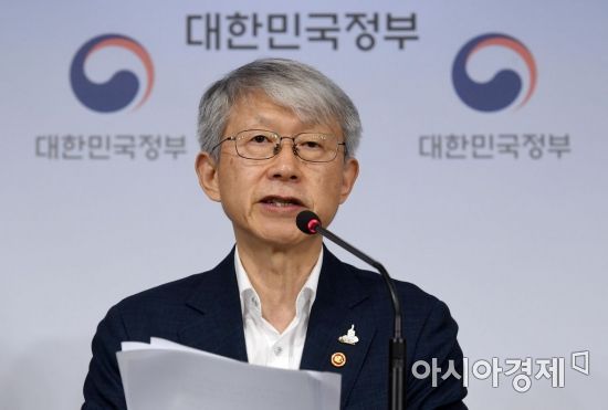 최기영 과학기술정보통신부 장관이 15일 서울 종로구 정부서울청사에서 디지털뉴딜 코로나 이후 디지털 대전환 선도 관련 브리핑을 하고 있다./김현민 기자 kimhyun81@