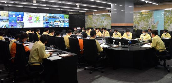 2일 열린 정세균 국무총리 주재 중대본 영상회의 모습.