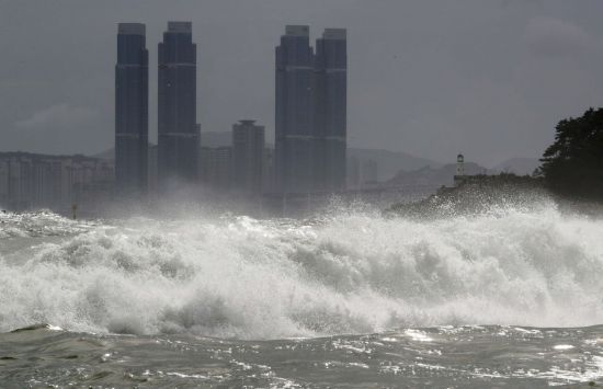 지난달 26일 부산 해운대해수욕장에서 제8호 태풍 '바비'가 몰고 온 거대한 파도가 해변을 덮치고 있다. [이미지출처=연합뉴스]