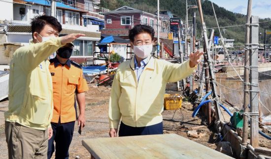 이철우 경북도지사가 3일 강구항을 찾아 이희진 영덕군수로부터 피해 상황을 보고받고 있는 모습.
