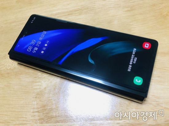 커버화면 전면 카메라 위치가 상단 가운데로 이동했고 펀치홀 디자인으로 바뀌면서 훨씬 쾌적해졌다.