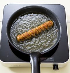 5. 180℃의 튀김기름에 노릇하게 튀겨 소스를 곁들인다.