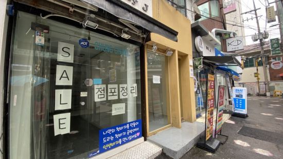 코로나19 재확산으로 각 대학들이 2학기에도 비대면 강의를 확대함에 따라 대학가 상권이 어려움을 겪고 있다. 2일 서울 이대 앞 거리가 한산한 모습을 보이고 있다. 사진 = 김희윤 기자