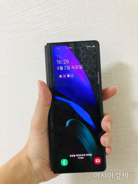 커버 화면 크기가 4.6인치에서 6.2인치로 커져 훨씬 쾌적한 느낌을 준다. 베젤이 줄어들면서 화면이 커졌고 가로 길이는 조금 더 길지만 접었을 때 한 손에 쏙 들어온다.