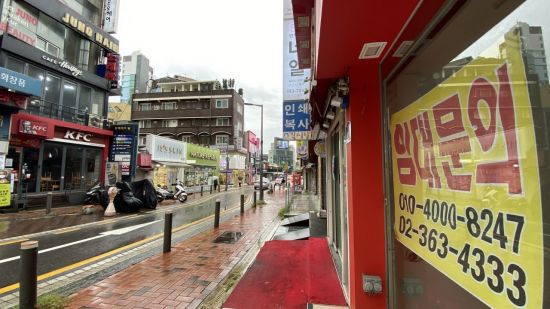 코로나19 재확산으로 각 대학들이 2학기에도 비대면 강의를 확대함에 따라 대학가 상권이 어려움을 겪고 있다. 2일 서울 이대 앞 거리가 한산한 모습을 보이고 있다. 사진 = 김희윤 기자