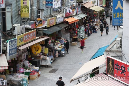 '사회적 거리 두기 2.5단계' 시행되고 있는 지난달31일 오후 서울 남대문시장의 상점들이 한산한 모습을 보이고 있다. / 사진=연합뉴스