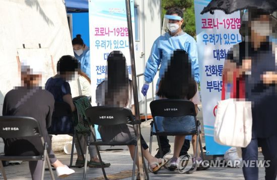 지난달 25일 오전 서울 노원구보건소 코로나19 선별진료소에서 시민들이 검사를 받기 위해 줄을 서 있다. / 사진=연합뉴스