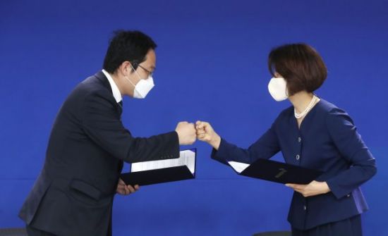 4일 오전 한정애 더불어민주당 정책위의장(오른쪽)과 최대집 대한의사협회장이 서울 여의도 더불어민주당사에서 의대 정원 확대, 공공 의대 신설 추진 원점 재검토 등을 내용으로 한 정책협약 이행 합의서에 서명한 뒤 주먹을 맞대고 있다./사진=연합뉴스