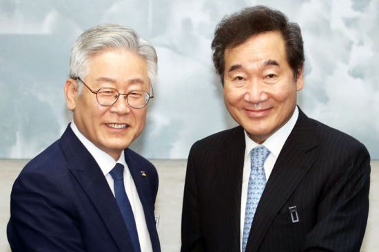 지난 7월 당시 이낙연 더불어민주당 당 대표 후보(우)와 이재명 경기도지사(좌)가 만나 간담회를 갖고 있다./사진=연합뉴스