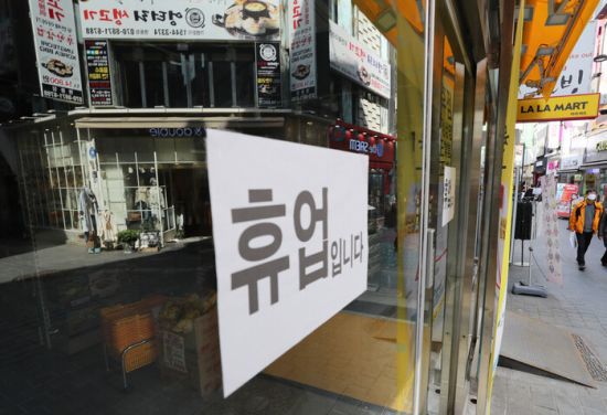 지난 5월 서울 명동거리. 신종 코로나바이러스 감염증 여파 등으로 인해 인파가 끊겨 거리가 한산한 모습을 보인다. [이미지출처=연합뉴스]