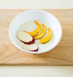 2. 튀김가루에 물 3/4컵을 섞어 걸쭉하게 튀김 반죽을 만들어 고구마, 단호박에 튀김옷을 입힌다.