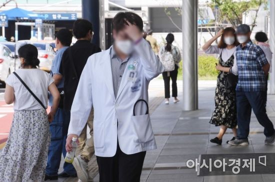 집단휴진(파업)을 이어왔던 전공의들이 업무 복귀를 시작한 8일 서울 종로구 서울대병원에서 김중엽 서울대병원 전공의협의회장(대전협 비대위 부위원장)이 본관으로 들어가는 모습./김현민 기자 kimhyun81@