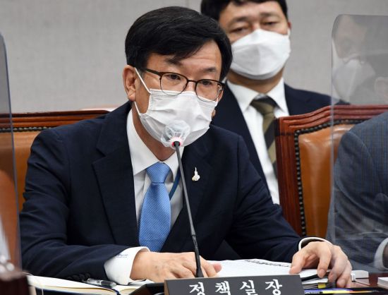 김상조 청와대정책실장이 지난 2일 오후 국회 운영위원회에서 열린 대통령 비서실 등에 대한 결산 심사 및 업무 보고에 참석해 질의에 답하고 있다. <사진=연합뉴스>