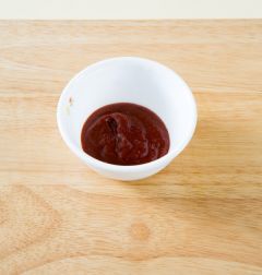 4. 분량의 초고추장 재료를 섞고 풋고추는 송송 썰어 간장과 섞는다. 접시에 튀김과 상추를 먹기 좋은 크기로 썰어 담고 초고추장과 고추간장을 곁들인다.
(Tip 상추쌈에 튀김을 얹고 초고추장이나 고추간장에 찍어 먹는다.)