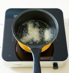 3. 170℃의 튀김기름에 고구마, 단호박, 김말이를 넣어 노릇노릇하게 튀긴다.
(Tip 튀김기름에 반죽을 약간 떨어 뜨려 반죽이 가라앉았다가 바로 떠오르면 적당한 온도다. 튀김 기름의 양이 적을때에는 튀김을 한꺼번에 많이 튀기지 않고 조금씩 튀겨야 바삭하게 튀겨진다.)