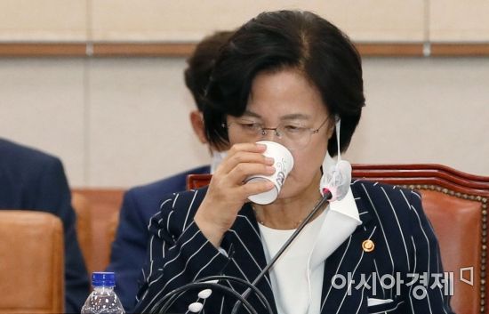 추미애 법무부 장관이 지난달 25일 국회에서 열린 법제사법위원회 전체회의에 출석, 물을 마시고 있다./윤동주 기자 doso7@