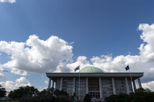 청명한 가을날씨를 보인 10일 서울 여의도 국회의사당 너머 하늘에 뭉게구름이 두둥실 떠있다./윤동주 기자 doso7@