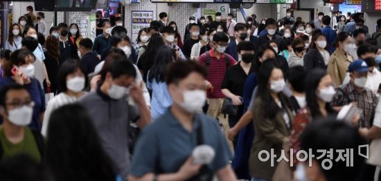사회적 거리두기 2.5단계가 오는 13일까지 일주일 연장된 가운데 7일 서울 신도림역에서 출근길 시민들이 마스크를 착용한 채 발걸음을 옮기는 모습.사진은 기사 내용과 무관함/김현민 기자 kimhyun81@