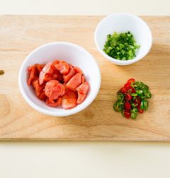 1. 명란젓은 먹기 좋은 크기로 썰고, 조개젓은 국물째 그대로 준비하고  실파, 홍고추, 풋고추는 송송 썬다.