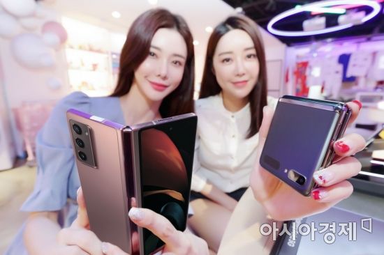 KT 모델들이 11일부터 사전예약을 시작하는 갤럭시Z폴드2와 갤럭시Z플립 5G를 들고 포즈를 취하고 있다.