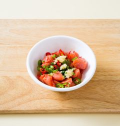 2. 볼에 명란젓과 조개젓에 각각  홍고추, 풋고추, 다진 마늘, 참기름을 넣어 무친다.