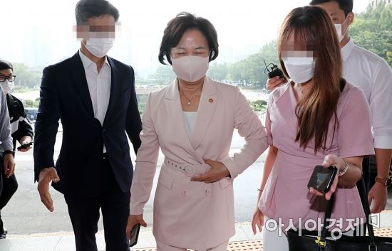 추미애 법무부 장관이 10일 정부과천청사로 출근하고 있다. /문호남 기자 munonam@