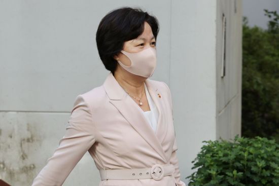 추미애 법무부 장관이 10일 오전 서울 광진구 자택을 나서고 있다/사진=연합뉴스