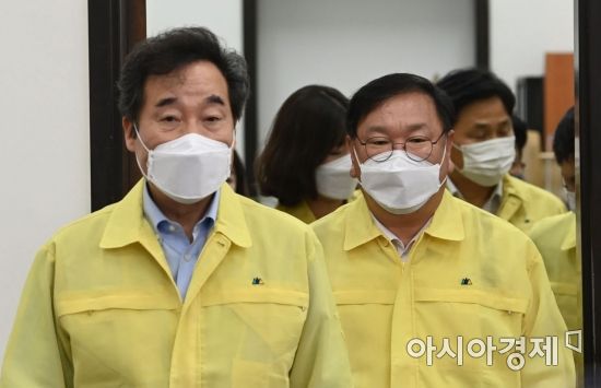 이낙연 더불어민주당 대표와 김태년 원내대표가 11일 국회에서 열린 최고위원회의에 참석하고 있다./윤동주 기자 doso7@