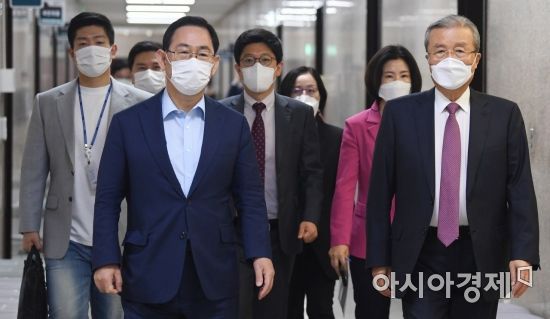 김종인 국민의힘 비상대책위원장과 주호영 원내대표가 10일 국회에서 열린 비상대책위원회의에 참석하고 있다./윤동주 기자 doso7@