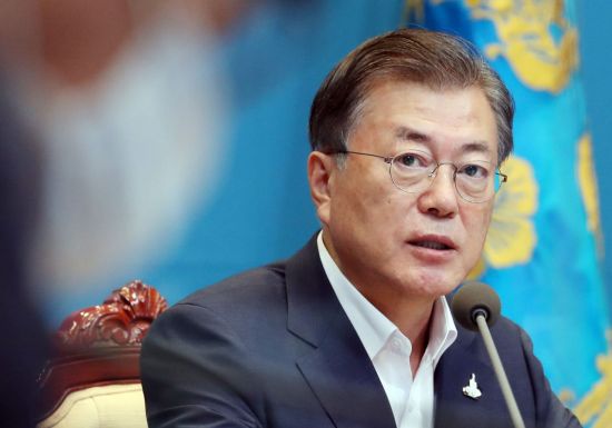 문재인 대통령이 14일 청와대에서 수석·보좌관 회의를 주재하고 있다. <사진=연합뉴스>