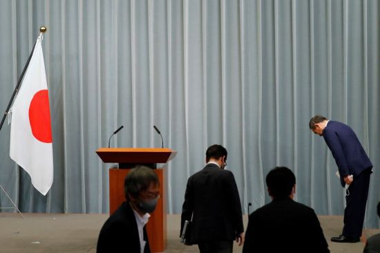 14일 3213번째 정례브리핑을 마치고 국기를 향해 인사하는 스가 요시히데 관방장관. 이날 자민당 총재 선거에서 당선되면 이 브리핑은 관방장관으로서의 마지막 정례브리핑이 된다. [이미지출처=로이터연합뉴스]