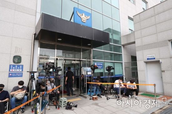 고 박원순 전 서울시장 사망 사건을 수사 중인 경찰이 임순영 서울시 젠더특별보좌관 등 관계자들을 이번 주 소환 조사할 것으로 보인다. 20일 서울 성북경찰서 앞에서 취재진이 대기하고 있다. /문호남 기자 munonam@