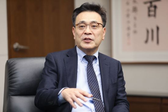 이현 키움증권 대표는 14일 아시아경제와 가진 인터뷰에서 "하반기에도 위험자산에 대한 개인들의 투자 수요는 증가할 것"이라면서 "앞으로도 계속 고객 중심적인 플랫폼과 서비스를 제공하겠다"고 강조했다. 그는 또 "리테일 부문 외에도 증권업 고유영역인 IB부문화 홀세일, 투자운용부문서도 균형있는 수익을 창출하고, 중장기적으로는 수익 다각화를 위한 신규 사업 추진에도 집중할 계획"이라고 설명했다.