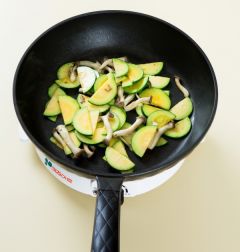 3. 프라이팬에 식용유를 두르고 애호박과 느타리버섯을 넣어 중간 불에 2분 정도 볶는다.