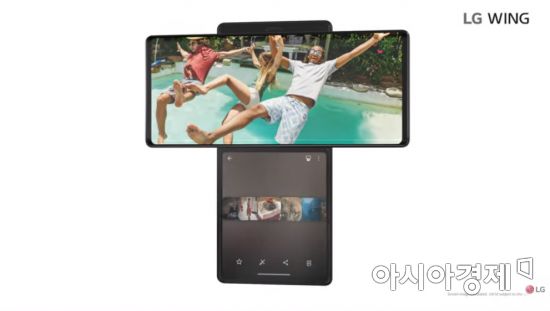 메인 스크린으로 사진이나 영상을 보고 세컨드 스크린에서 미리보기나 편집도 가능하다.