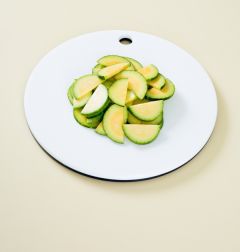 1. 애호박은 반으로 잘라 납작하게 반달로 썬다.