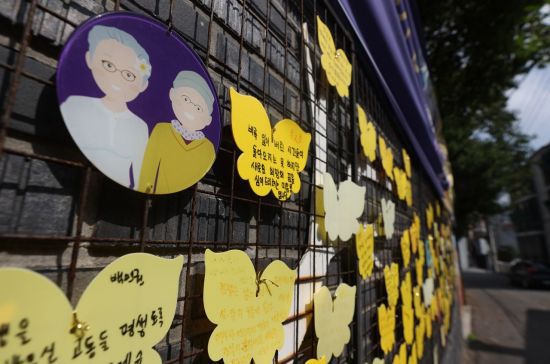 검찰은 14일 일본군성노예제문제 해결을 위한 정의기억연대(정의연) 전직 이사장인 더불어민주당 윤미향 의원을 보조금 관리에 관한 법률 위반·사기·지방재정법 위반·기부금품의 모집 및 사용에 관한 법률(기부금품법) 위반·업무상횡령·배임 등 총 8개 혐의로 불구속 기소했다. 검찰에 따르면 윤 의원은 정대협(정의연의 전신)가 운영하는 전쟁과여성인권박물관이 법률상 박물관 등록 요건인 학예사를 갖추지 못했음에도 학예사가 근무하는 것처럼 허위 신청해 등록하는 수법으로 보조금을 부정 수령했다. 이날 서울 마포구 전쟁과여성인권박물관 벽에 붙은 나비 모양 메모들이 반사경에 비춰 보이고 있다. [이미지출처=연합뉴스]