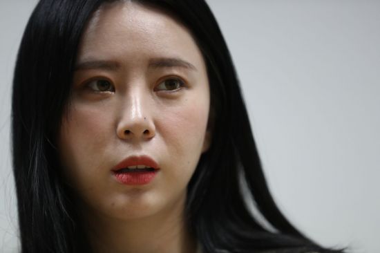 배우 고(故) 장자연 씨 사건 증언자로 나선 동료 배우 윤지오 씨 / 사진=연합뉴스