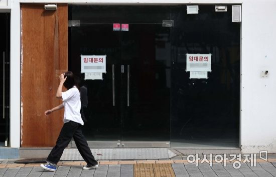 신종 코로나바이러스 감염증(코로나19) 확산세가 이어진 27일 서울 서대문구 신촌 연세로에 임대 안내문이 붙어 있다. 이날 한국은행은 코로나19 재확산 등의 영향으로 올해 우리나라 실질 국내총생산(GDP) 성장률이 -1.3%에 그칠 것으로 전망했다. /문호남 기자 munonam@