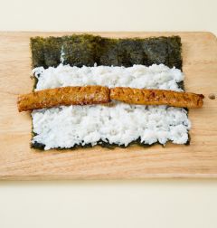 4. 김에 밥을 깔고 꼬치어묵과 소시지를 얹는다. 소시지에 케첩을 뿌려 돌돌 만다.