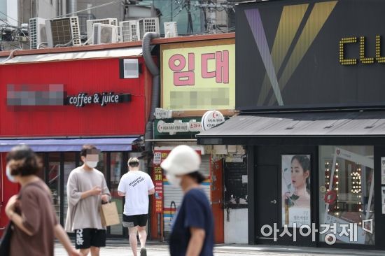 신종 코로나바이러스 감염증(코로나19) 확산세가 이어진 27일 서울 서대문구 신촌 연세로에 임대 안내문이 붙어 있다. 이날 한국은행은 코로나19 재확산 등의 영향으로 올해 우리나라 실질 국내총생산(GDP) 성장률이 -1.3%에 그칠 것으로 전망했다. /문호남 기자 munonam@