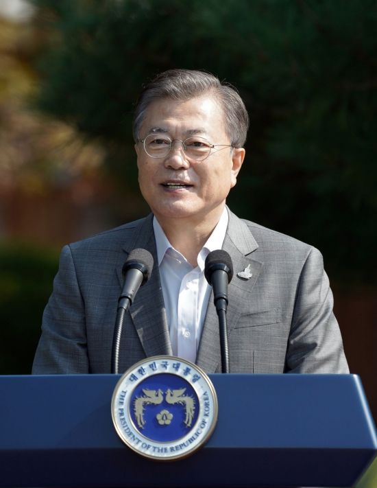 문재인 대통령이 19일 오전 청와대 녹지원에서 열린 제1회 청년의날 기념식에서 기념사를 하고 있다.