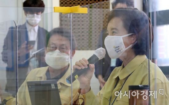 수도권 지역 유치원과 초·중·고교의 등교수업이 재개된 21일 서울 강동구 한산초등학교에서 유은혜 교육부총리와 조희연 서울시교육감이 학교장 및 학부모대표와 간담회를 갖고 있다./강진형 기자aymsdream@