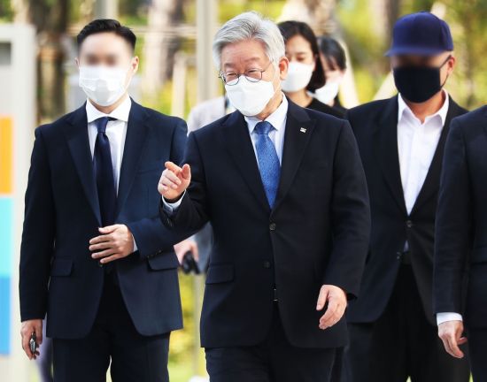 '친형 강제입원' 사건과 관련한 허위사실공표 혐의로 항소심에서 당선무효형에 처해졌다가 대법원의 무죄 취지 판결을 받은 이재명 경기도지사가 21일 오후 경기도 수원시 영통구 수원고등법원에서 열린 파기환송심 첫 재판에 출석하고 있다. [이미지출처=연합뉴스]