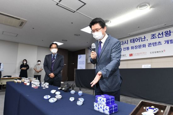 설명하는 코스맥스 관계자