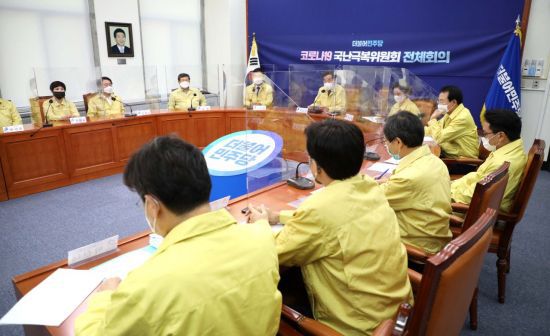 이낙연 더불어민주당 대표가 지난 9월22일 서울 여의도 국회에서 열린 민주당 코로나19 국난극복위원회 3차 전체회의에서 발언하고 있다. [이미지출처=연합뉴스]